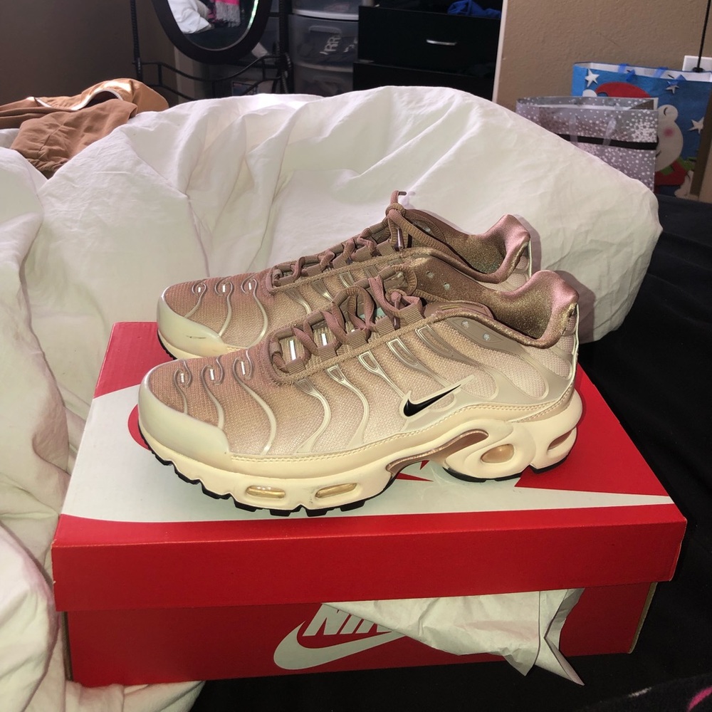 WOMANS NIKE SZ 6.5